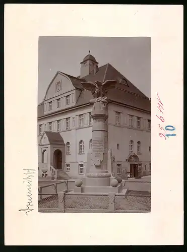 Fotografie Brück & Sohn Meissen, Ansicht Dommitzsch, Rathaus & Kriegerdenkmal