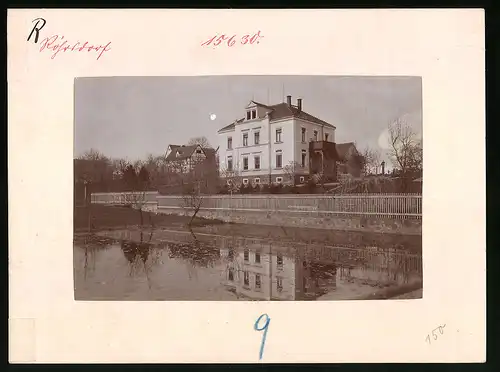 Fotografie Brück & Sohn Meissen, Ansicht Röhrsdorf, Villa am Ufer spiegelt sich im Wasser, Reflektion