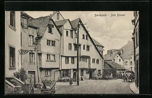AK Bernkastel, Alte Häuser mit Strassenpartie und Kutsche