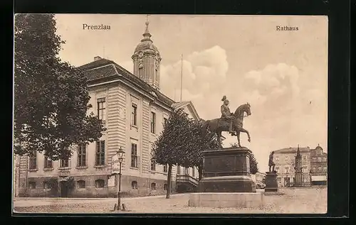 AK Prenzlau, Rathaus mit Denkmälern