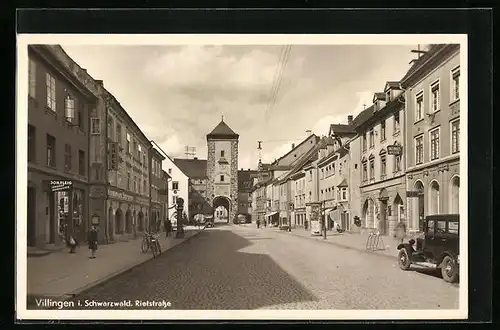 AK Villingen i. Schwarzwald, Rietstrasse mit Gasthaus Antonius-Keller, Bank und Geschäften