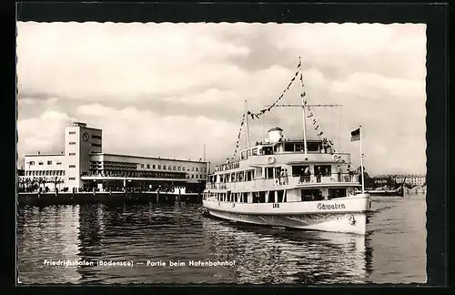 AK Friedrichshafen a B., Hafenbahnhof mit Bodenseedampfer Schwaben in Flaggengala