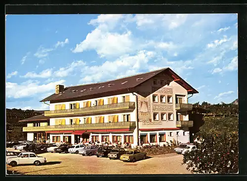 AK Kaltern a. der. Weinstrasse, Hotel Weingarten, Bunte Fassade, Parkplatz