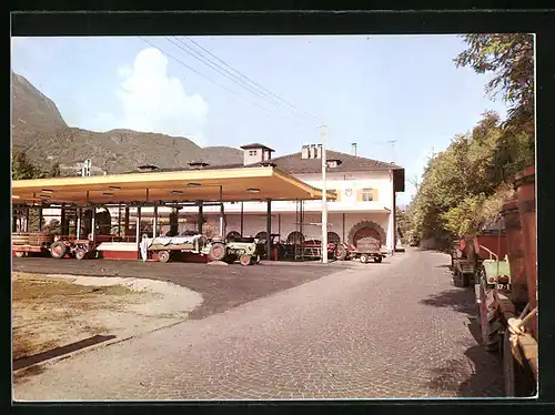 AK Kaltern, Neue Kellereigenossenschaft Kaltern G. m. b. H., gegr. 1925, Hof mit Nutzfahrzeugen