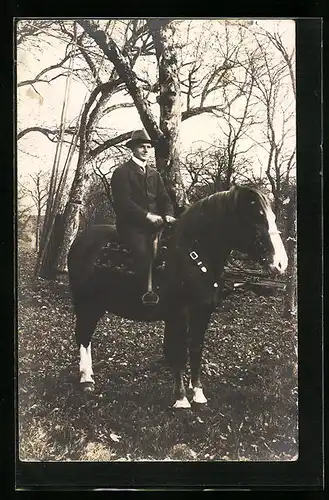 AK Auf einem Pony reitender Reiter im Anzug