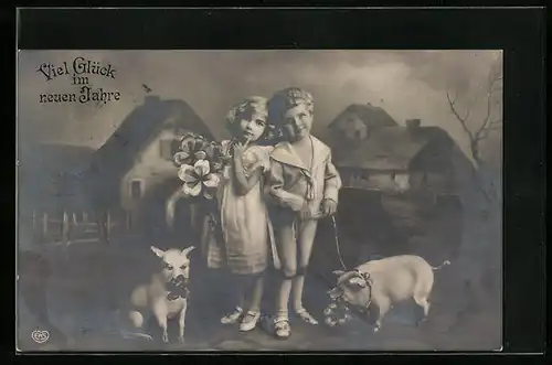 Künstler-AK Zwei Kinder mit Schweinen vor Häuserkulisse - Neujahrsgruss