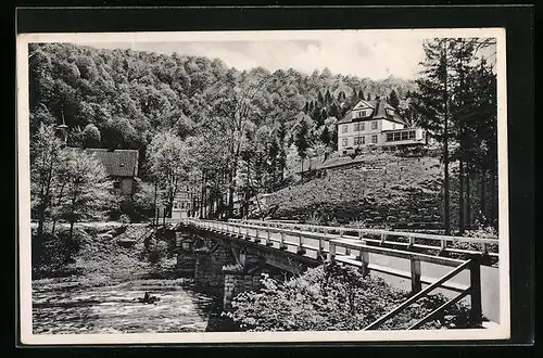 AK Treseburg /Harz, Pension Haus Wagner, Partie an der Brücke
