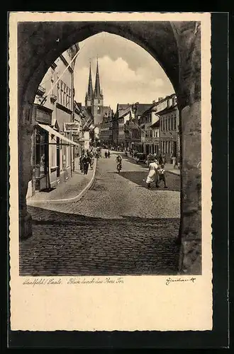 AK Saalfeld a. d. Saale, Blick durch das Obere Tor auf die Kirche