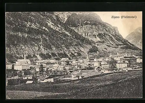 AK Ziano /Fleimstal, Ortsansicht vor Felswand