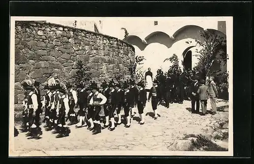 AK Renon, Prozession in Trachten mit Priester