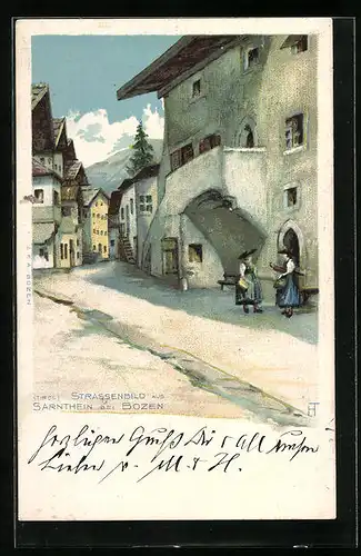 AK Sarntheim, Strassenbild mit Frauen in Tracht
