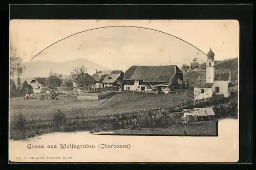 AK Wolfsgruben /Oberbozen, Kirche mit Reetdachbautenn