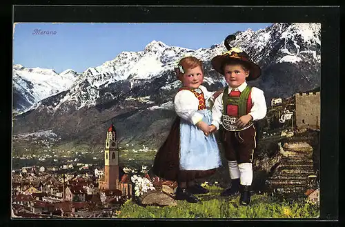 AK Meran, Totalansicht mit Kindern in Trachten