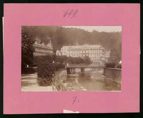 Fotografie Brück & Sohn Meissen, Ansicht Karlsbad, Blick auf das Cafe Pupp mit Flusspartie