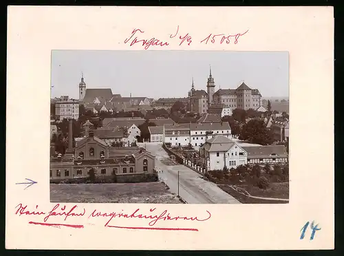 Fotografie Brück & Sohn Meissen, Ansicht Torgau, Strassenansicht mit Fabrik, Schloss Hartenfels im Hintergrund