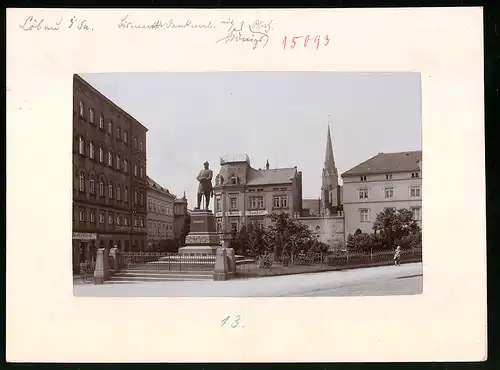 Fotografie Brück & Sohn Meissen, Ansicht Löbau, Königsplatz Fleisch - und Wurst - Geschäft, Bismarck-Denkmal