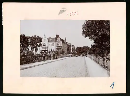 Fotografie Brück & Sohn Meissen, Ansicht Torgau, Ziethenbrücke & Strassenansicht mit Wohnhäusern