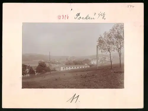Fotografie Brück & Sohn Meissen, Ansicht Pockau, Fabrikgebäude & Eisenbahnschienen am Ortsrand