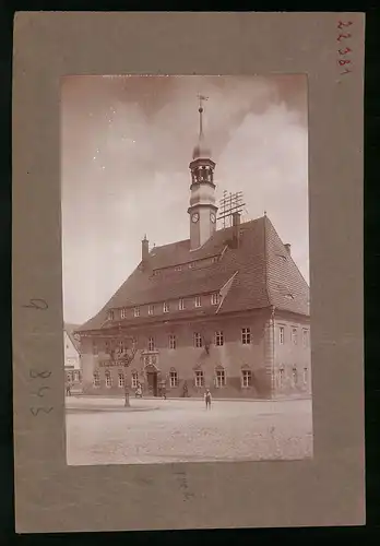 Fotografie Brück & Sohn Meissen, Ansicht Neustadt in Sa., Platz mit Blick auf das Rathaus samt Sparkasse