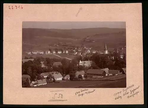 Fotografie Brück & Sohn Meissen, Ansicht Neuhausen i. Erzg., Blick auf den Ort mit Kirche und Neubauten