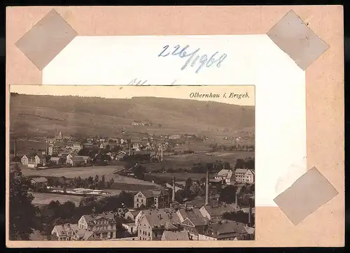 Fotografie Brück & Sohn Meissen, Ansicht Olbernhau i. Erzg., Blick über den Ort mit Modehaus Oswald Wildner, Gasometer