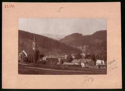 Fotografie Brück & Sohn Meissen, Ansicht Neuhausen i. Erzg., Blick auf den Ort an der Kirche