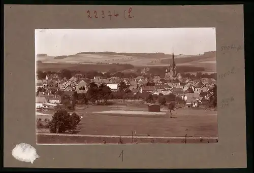 Fotografie Brück & Sohn Meissen, Ansicht Neustadt i. Sa., Ortsansicht mit Wohnhäusern und Kirche