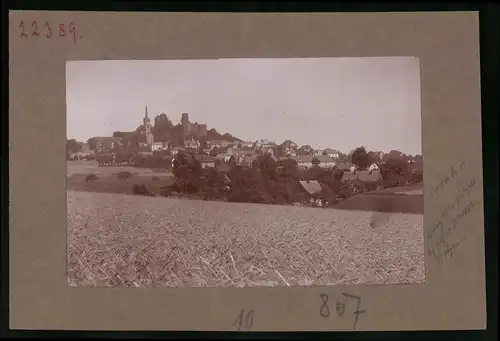 Fotografie Brück & Sohn Meissen, Ansicht Stolpen i. Sa., Blick vom Feld auf den Ort, Kirche