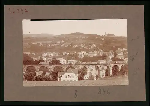 Fotografie Brück & Sohn Meissen, Ansicht Sebnitz, Blick auf die Stadt mit Eisenbahnviadukt und Fabrikgebäude