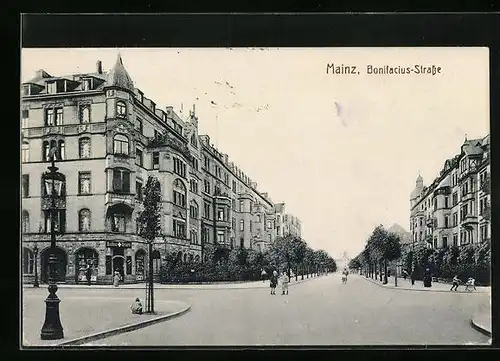 AK Mainz, Bonifacius-Strasse mit Bonifacius-Drogerie