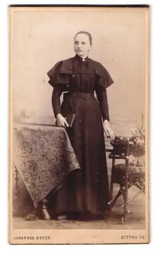 Fotografie Johannes Beyer, Zittau i. S., Lessing-Str. 2, Junge Dame im langen schwarzen Kleid mit Puffärmeln