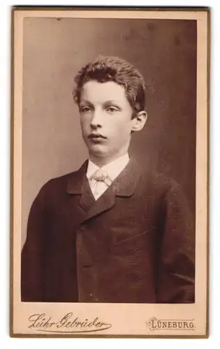 Fotografie Lühr Gebrüder, Lüneburg, Altstadt 48, Heranwachsender Junge in kariertem Anzug