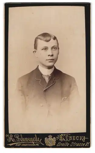 Fotografie Herm. Schwegerle, Lübeck, Breite Str. 3, Junger Mann mit auffällig geformten Ohren im dunklen Anzug