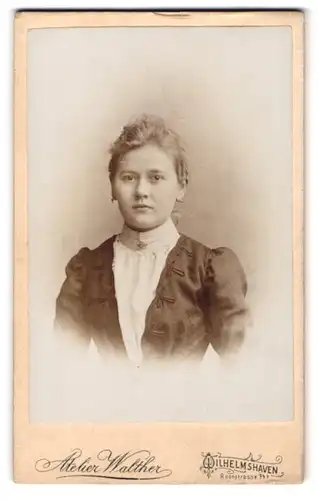 Fotografie Atelier Walther, Wilhelmshaven, Roonstr. 74 b, Elegant gekleidete junge Dame