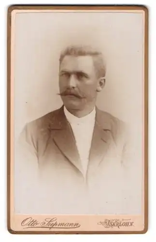 Fotografie Otto Siepmann, Iserlohn, Herr mit Schnauzbart in dunklem Anzug