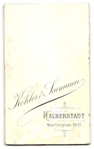 Fotografie Köhler & Saemann, Halberstadt, Martiniplan 19-21, Herr im karierten Anzug mit weisser Krawatte