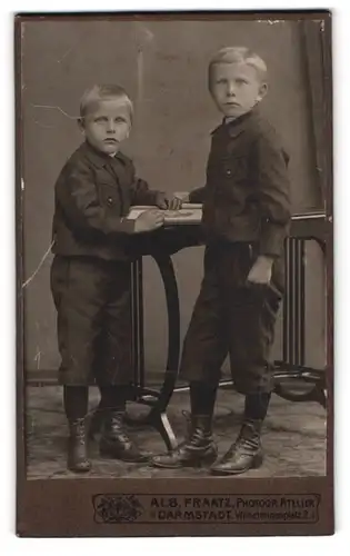 Fotografie Alb. Fraatz, Darmstadt, Wilhelminenplatz 2, 2 Jungen in Uniform und Lederstiefeln