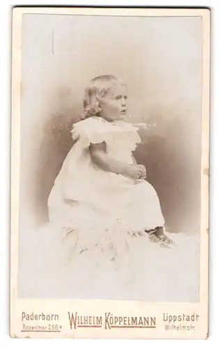 Fotografie Wilhelm Köppelmann, Paderborn, Rosenthor 256 a, Engelhaftes, kleines Mädchen im weissen Kleid