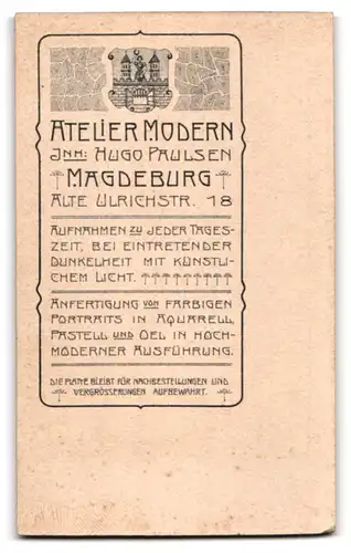 Fotografie Atelier Modern, Magdeburg, Alte Ulrichstr. 18, Hübsche junge Dame mit hohem Dutt mit Buch in der Hand