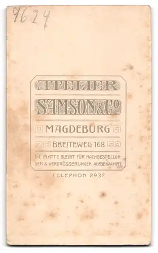 Fotografie Atelier Samson & Co., Magdeburg, Breiteweg 168, Junger Herr mit weiter Stirn im schwarzen Anzug