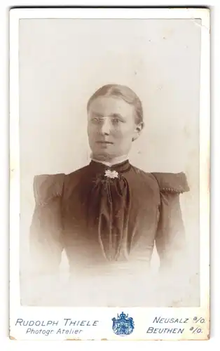 Fotografie Rudolph Thiele, Neusalz a. O., Bahnhofstr. 1, Dame in schwarzem Kleid mit Brosche am Kragen