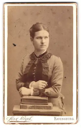 Fotografie Max Kögel, Ravensburg, Burgstr 184, Dame mit spitzenbesäumter Jacke und zurückgebundenem Haar