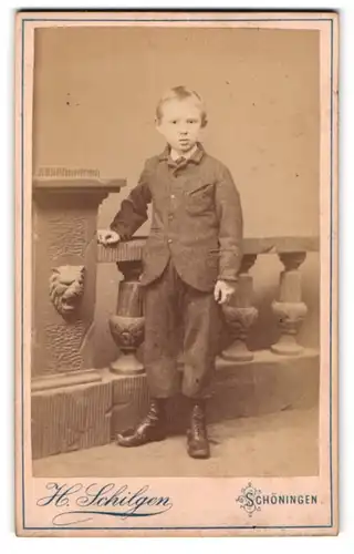 Fotografie H. Schilgen, Schöningen, Kleiner Junge im Karoanzug