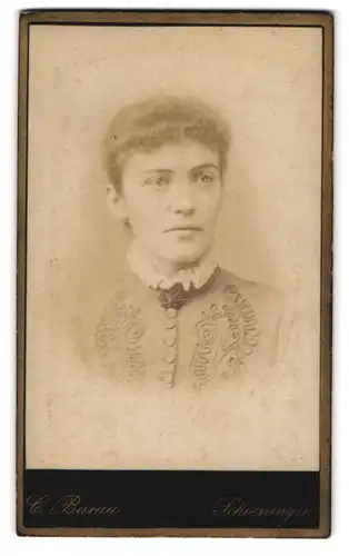 Fotografie C. Burau, Schöningen, Hötensleberstr. 336, Junge Dame mit lockigem Haar und verzierter Bluse