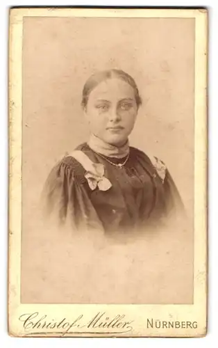 Fotografie Cristof Müller, Nürnberg, Deutschherrnstr. 3, Junge Dame mit Perlenhalskette im zweifarbigen Rüschenkleid