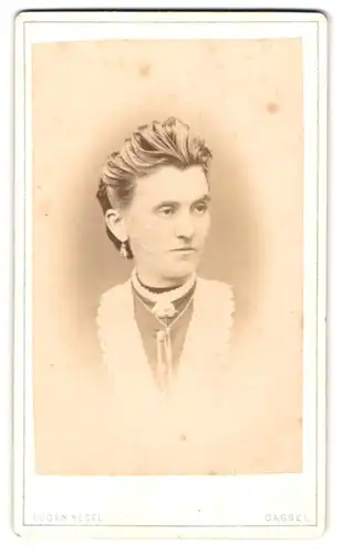 Fotografie Eugen Kegel, Cassel, 5. Grosse Rosenstr. 5, Dame mit toupiertem Haar und Spitzenkragen