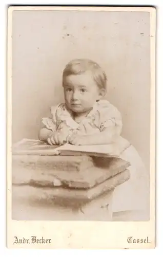 Fotografie Andr. Becker, Cassel, Moltke-Str. 3, Kleines Mädchen mit aufgeschlagenem Buch