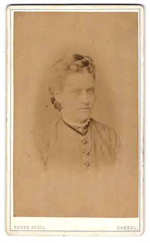 Fotografie Eugen Kegel, Cassel, 5. Grosse Rosenstr. 5, Dame mit Flechtfrisur und hohem Kragen