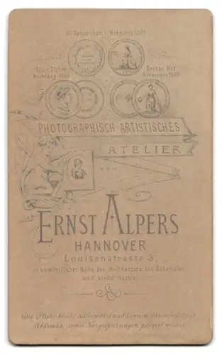 Fotografie Ernst Alpers, Hannover, Louisenstr. 3, Ernst blickender Herr mit Vollbart in dunkler Anzugjacke