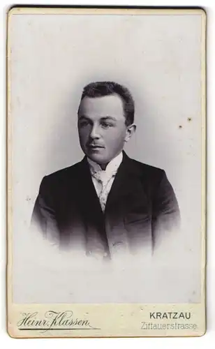 Fotografie Heinrich Klassen, Kratzau, Zittauerstr., Junger Herr im schwarzen Anzug mit weisser Krawatte
